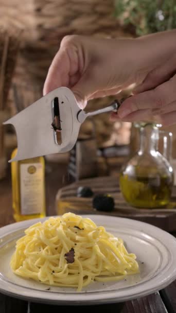 Trüffelöl Flaschen Zum Kochen Schwarze Trüffel Für Die Italienische Küche — Stockvideo
