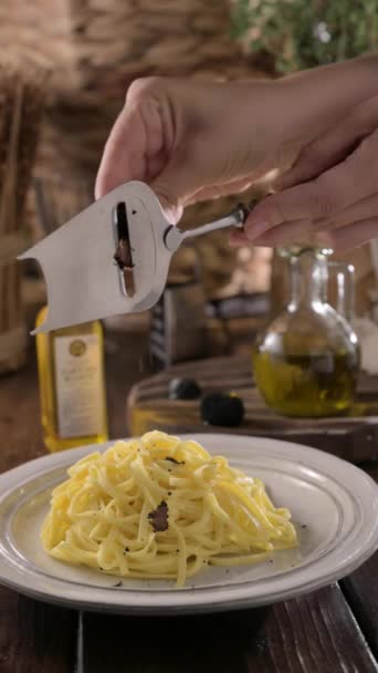 調理用のボトルに油をトリュフ イタリア料理のための黒トリュフ トリュフのイタリアパスタ 高品質 — ストック動画