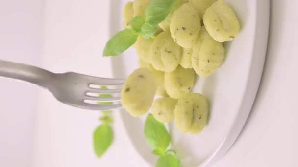 Італійський Гночі Традиційна Італійська Кухня Картопляні Кульки Пармезаном Базилем Вегетаріанці — стокове відео