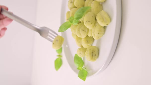 Итальянские Ньокки Традиционная Итальянская Кухня Картофельные Шарики Ручной Работы Пармезаном — стоковое видео