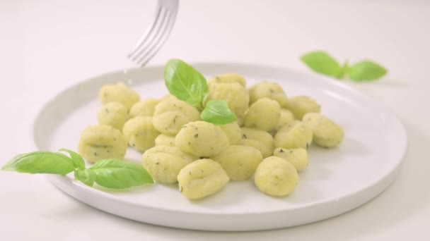 意大利Gnocchi 意大利传统食品 手工制作的土豆球 配以意粉和罗勒 素食主义者和意大利特色美食爱好者的食物 自制的面食 高质量的4K镜头 — 图库视频影像