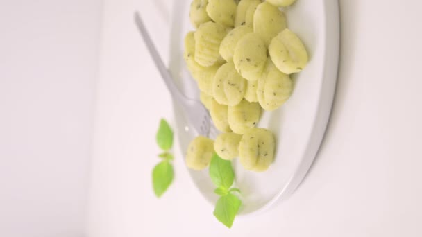 意大利Gnocchi 意大利传统食品 手工制作的土豆球 配以意粉和罗勒 素食主义者和意大利特色美食爱好者的食物 自制的面食 高质量的4K镜头 — 图库视频影像