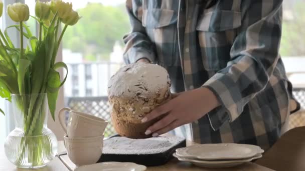 Панеттоне Традиционный Итальянский Пасхальный Хлеб Сушеными Ягодами Шоколадом Пасхальная Корзина — стоковое видео