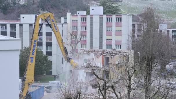 Строители Разрушают Старое Многоэтажное Жилое Здание Строители Рабочие Машины Работе — стоковое видео