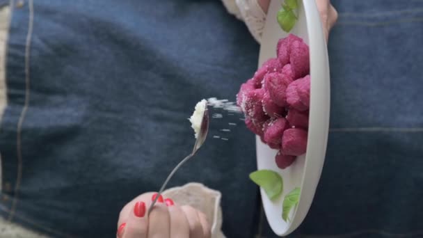 Italiaanse Gnocchi Traditioneel Italiaans Eten Een Kom Wordt Vastgehouden Door — Stockvideo
