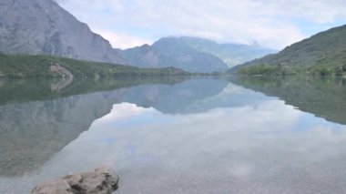 Trento Gölü. Güzel bir manzara ve sakin bir turizm ortamı. Yüksek kaliteli FullHD görüntüler