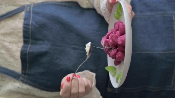 Італійський Гночі Традиційна Італійська Їжа Мисці Утримується Жінкою Фартусі Кульки — стокове відео