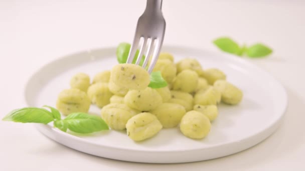 Olasz Gnocchi Hagyományos Olasz Étel Kézzel Készített Burgonyagolyók Parmezánnal Bazsalikommal — Stock videók