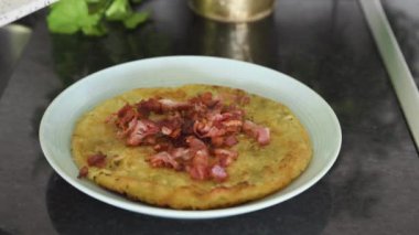 Kızarmış İsviçre Patates Rosti Tabağı. Rosti 'nin İsviçre usulü yemek zevkini keşfedin. Altın, çıtır çıtır patates yemeği. Klasik bir İsviçre konforlu gıdası, bu lezzetli lezzet mükemmel bir şekilde pişirilir, İsviçre gastronomisi.
