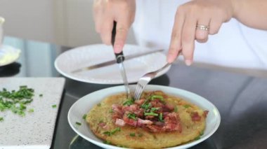 Kızarmış İsviçre Patates Rosti Tabağı. Rosti 'nin İsviçre usulü yemek zevkini keşfedin. Altın, çıtır çıtır patates yemeği. Klasik bir İsviçre konforlu gıdası, bu lezzetli lezzet mükemmel bir şekilde pişirilir, İsviçre gastronomisi.