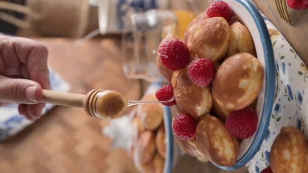 Close Golden Dutch Poffertjes Syrup Berries Delicious Traditional Mini Pancakes — Stock Video