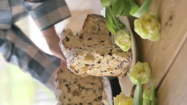 Panettone. Geleneksel İtalyan Paskalya ekmeği, kurutulmuş böğürtlen ve çikolatalı. Paskalya sepeti rahat bir evdeki bir kadının elinde. İtalya 'da Lombardiya bölgesinde. Noel 'in sembolü. 4k görüntü