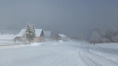 Kışın İsviçre Alpleri 'ni yukarıdan gözlemleyin. Hava kuadkopter görüntülerinde karla kaplı kayak yolları ve görkemli manzaralar, sisli kış videoları görülüyor.