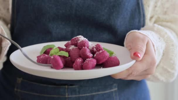 Ιταλικό Παντζάρι Νιόκι Παραδοσιακό Ιταλικό Φαγητό Ένα Μπολ Κρατιέται Από — Αρχείο Βίντεο