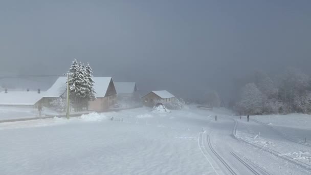スイスアルプスの息をのむような冬を上から体験してください 空中クワッドコプターの映像は 雪に覆われたスキートレイルと壮大な景色 霧で冬のビデオをキャプチャします — ストック動画