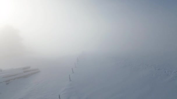 Zimowy Krajobraz Mgle Góry Zastrzelony Quadcopterem Doświadczenie Zapierające Dech Piersiach — Wideo stockowe