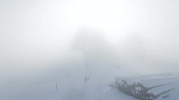 Zimowy Krajobraz Mgle Góry Zastrzelony Quadcopterem Doświadczenie Zapierające Dech Piersiach — Wideo stockowe