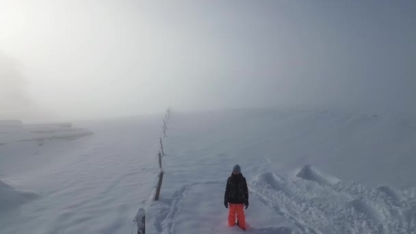Droga Jest Mgle Dziewczyna Bawi Się Śniegu Góry Sfilmowana Quadcopterze — Wideo stockowe