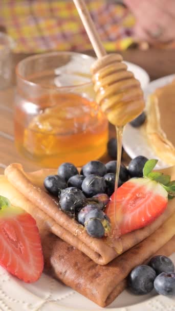Dünne Russische Pfannkuchen Mit Frischen Beeren Dieser Köstlichen Kulinarischen Vitrine — Stockvideo