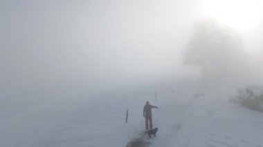 Yol sisin içinde, ve yukarıdan, küçük bir kız, babası ve bir köpek, karda oynuyorlar, bir kuadkopterle çekiliyorlar. Yukarıdaki görüntüler 4k kuadkopterinden alındı