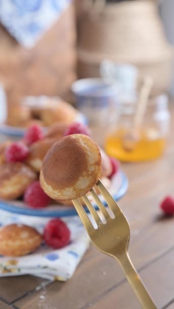 Close Golden Dutch Poffertjes Fork Focus Delicious Traditional Mini Pancakes — Stock Video