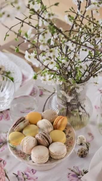 Frühling Ostern Dekor Ostertafel Gedeckt Blumen Geschirr Und Kerzen Für — Stockvideo