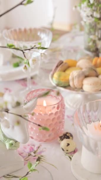 Ανοιξιάτικη Διακόσμηση Πασχαλινό Τραπέζι Λουλούδια Και Πιάτα Και Κεριά Για — Αρχείο Βίντεο