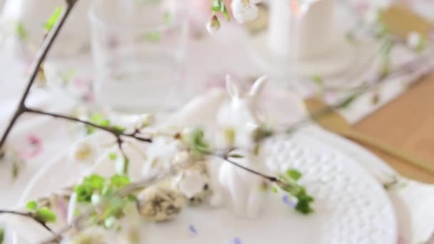 Wiosenny Wystrój Wielkanocny Nakrycie Stołu Kwiaty Naczynia Świece Świąteczną Kolację — Wideo stockowe