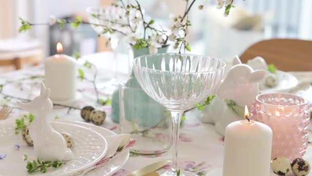 Voorjaarspaasdecor Pasen Tafel Dekken Bloemen Schotels Kaarsen Voor Een Feestelijk — Stockvideo