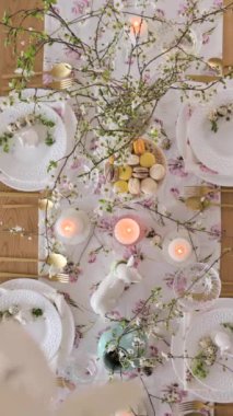 Bahar Paskalya dekoru. Paskalya sofrası. Çiçekler, tabaklar ve mumlar şenlikli bir akşam yemeği için. Yüksek kaliteli görüntüler