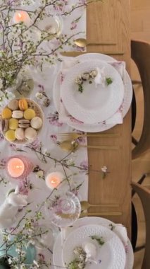 Bahar Paskalya dekoru. Paskalya sofrası. Çiçekler, tabaklar ve mumlar şenlikli bir akşam yemeği için. Yüksek kaliteli görüntüler