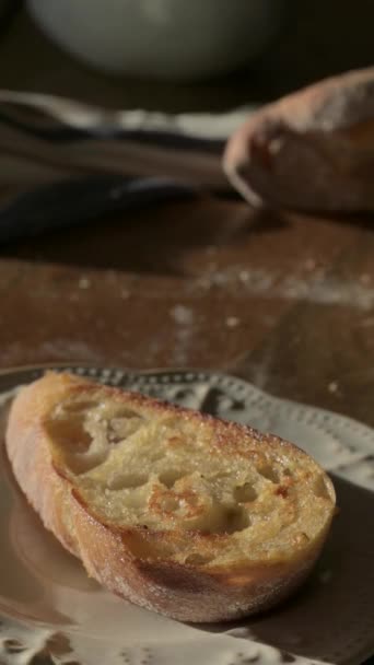 Roti Baguette Perancis Dengan Mentega Untuk Sarapan Roti Berkerak Segar — Stok Video