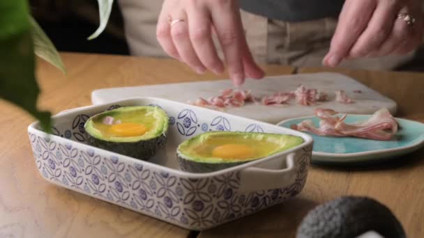 Yumurta Pastırmayla Avokado Pişiriyorum Kız Sağlıklı Bir Yemek Hazırlıyor Ellerini — Stok video