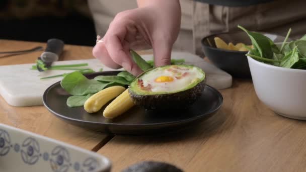 Приготування Авокадо Яйцем Беконом Дівчина Готує Здорову Їжу Крупним Планом Ліцензійні Стокові Відео