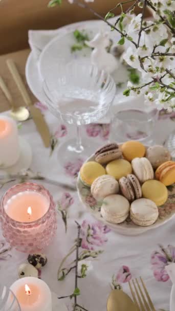 Ανοιξιάτικη Διακόσμηση Πασχαλινό Τραπέζι Λουλούδια Και Πιάτα Και Κεριά Για — Αρχείο Βίντεο