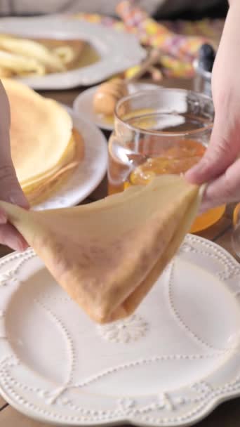 Dunne Russische Pannenkoeken Versierd Met Verse Bessen Deze Verrukkelijke Culinaire — Stockvideo