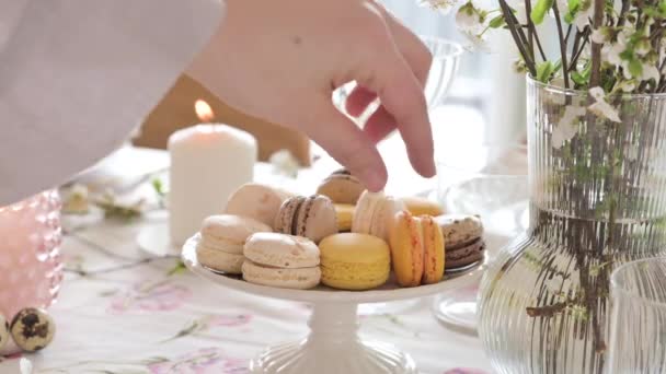 Franska Makaroner Ett Vackert Serverat Bord Makaroner Dessert Närbild Högkvalitativ — Stockvideo