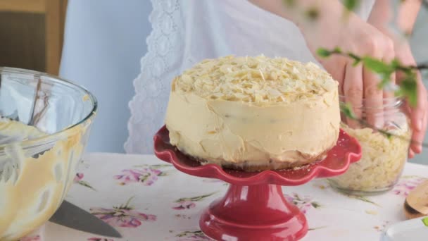 Nagy Torta Krémmel Mandulás Morzsákkal Belül Sárgarépás Süteményekkel Tavaszi Díszítésű — Stock videók