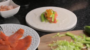 Pirinç kağıdında börek, hazırlık. Havyarlı, karidesli, pirinç kağıtlı güzel dolgulu bir böreğin yakın çekimi. Yüksek kalite 4k görüntü