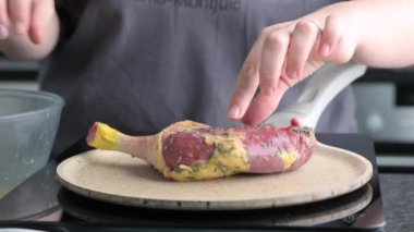Tavada ördek kızartması: ördek budu hazırlama: güzel yakın çekim video. Yüksek kaliteli FullHD görüntüler