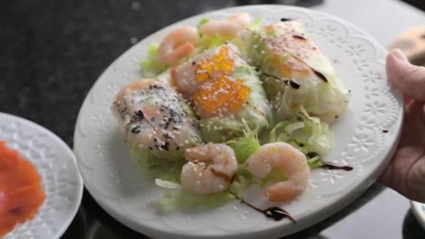 春卷在米纸上 一个用鱼子酱 虾仁和米纸做精美填充物的春卷的特写 高质量的4K镜头 — 图库视频影像
