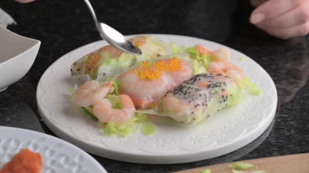 春卷在米纸上 一个用鱼子酱 虾仁和米纸做精美填充物的春卷的特写 高质量的4K镜头 — 图库视频影像