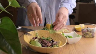 Ahtapot salatası roka, limon, taze malzemeler, canlı deniz ürünleri. Yüksek kaliteli FullHD görüntüler