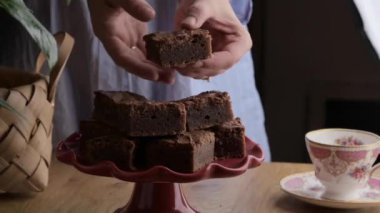 Zengin çikolatalı nefis ev yapımı browniler, tatlı aşıklar için mükemmel bir tatlı. Yüksek kalite 4k görüntü