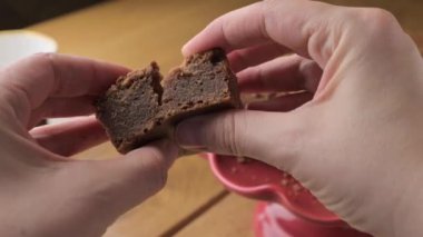 Zengin çikolatalı nefis ev yapımı browniler, tatlı aşıklar için mükemmel bir tatlı. Yüksek kalite 4k görüntü