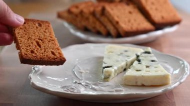 Geleneksel baharatlı Fransız zencefilli ekmeğine tarçınlı kremalı Gorgonzola peynirinin yüksek kaliteli videosu. Gurme yemekleri, zanaatkar süt ürünleri, 4K için mükemmel.