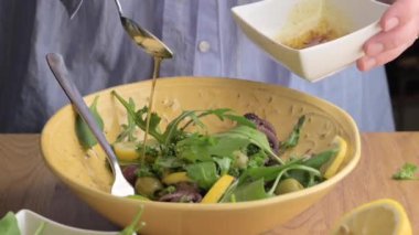 Bitkilerle taze ahtapot salatası ve Vinaigrette Akdeniz Mutfağı Lokumu. Canlı bir Akdeniz usulü ahtapot salatası, taze otlar, yeşiller ve lezzetli bir sirke sosuyla hazırlanmış.