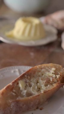 Kahvaltı için tereyağlı Fransız ekmeği. Taze kabuklu ekmek ve tereyağı. Yaşam tarzında. Atmosferik Fransız kahvaltısı. Yüksek kaliteli FullHD görüntüler