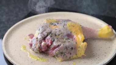 Otlu kızarmış ördek bacağı ve beyaz şarap gurmesi yemek deneyimi. Taze otlarla tatlandırılmış ve patatesle çiftleştirilmiş lezzetli kızarmış ördek bacağı, yanında bir bardak beyaz şarap ile servis edilir.. 