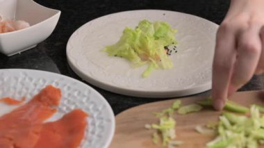 Taze karides ve havyar Asya Füzyon Aperatifi ile Taze Deniz Ürünleri Bahar Rolls 'u. Taze karides, marul ve havyarla doldurulmuş lezzetli deniz mahsulleri. Bu nefis Asya füzyonu. 